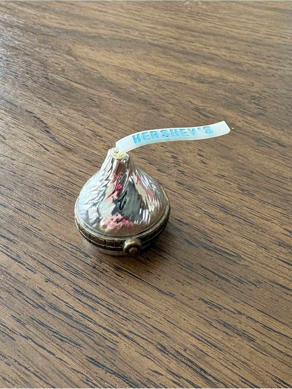 Silver Foil  Wrapped Kiss Hinged Box - for any little thing Women Accessory